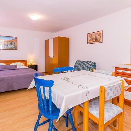 Cozy Apartments Emina Near The Sea Premantura Exterior foto